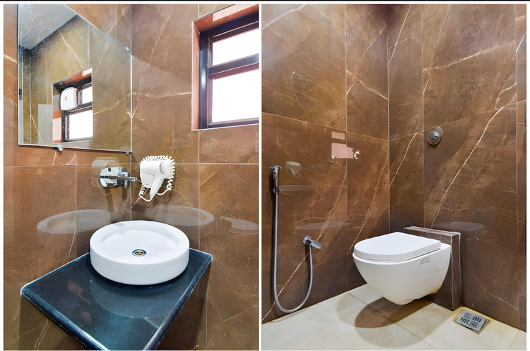 Bathroom 2, Hotel Palace, Chandrapur