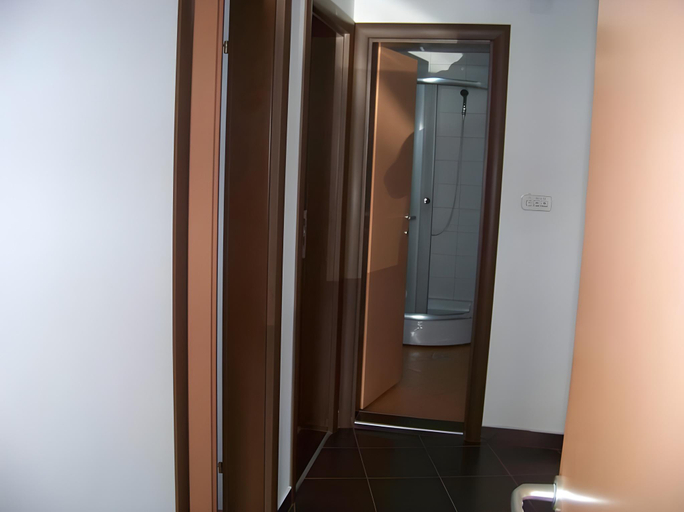 Others 2, Tedi & Kiki Apartment