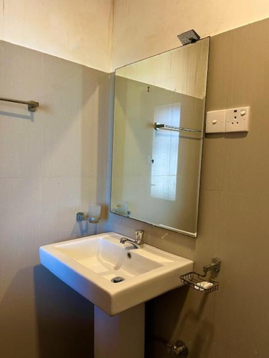 Bathroom 4, Kamatha Hotel & Restaurant, Hambantota