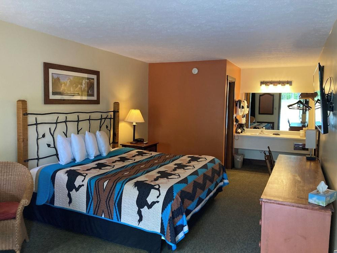 Bedroom 2, Country Mountain Inn, Carroll