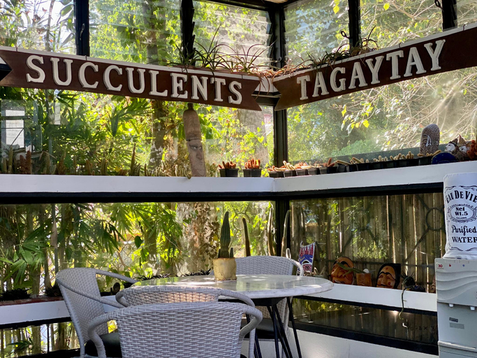 Food & Drinks 4, Chic Suite | Mountain View + Zen Room Access, Tagaytay City