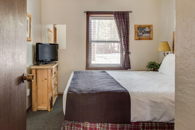 Bedroom 2, Franciscan Lodge, Placer