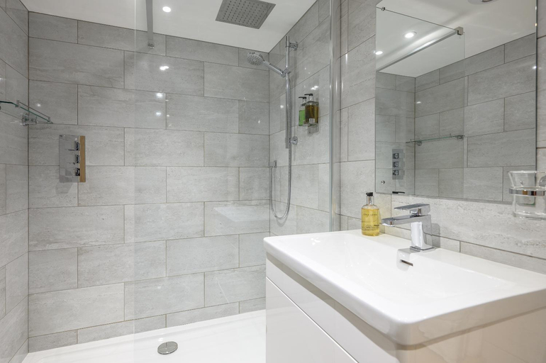 Bathroom 2, The Britannia Inn and Restaurant, Cornwall
