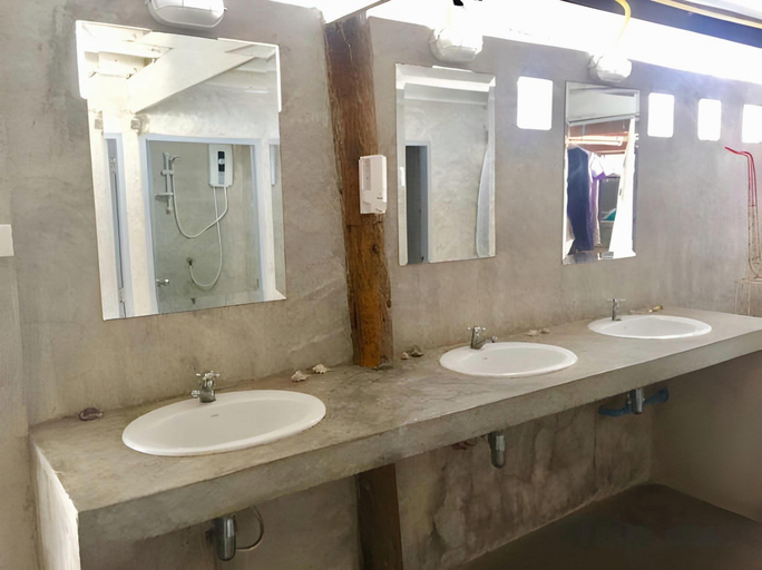 Bathroom, Thur Hostel, Muang Prachuap Khiri Khan