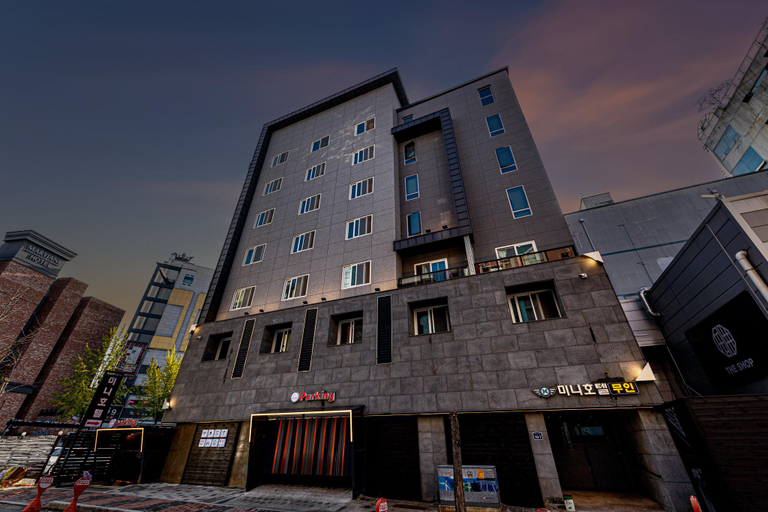 Exterior & Views
