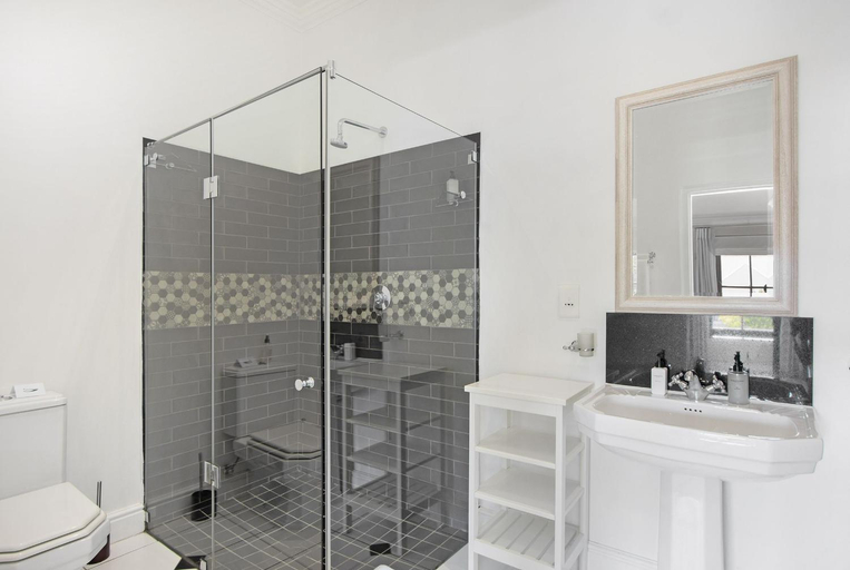 Bathroom 4, Winelands Golf Lodges 17, Cape Winelands
