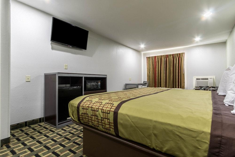Bedroom 2, Economy Inn and Suites Tomball, Houston
