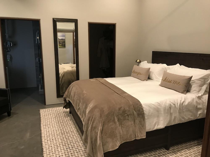 Bedroom 3, Bed and Barrel at Stonehouse Cellars, Lake