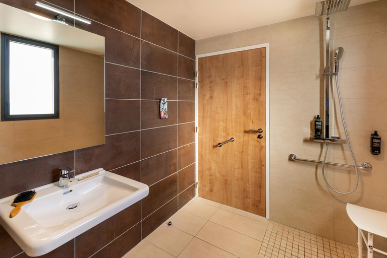 Bathroom 3, ibis Styles Cabriès Aix-en-Provence TGV, Bouches-du-Rhône