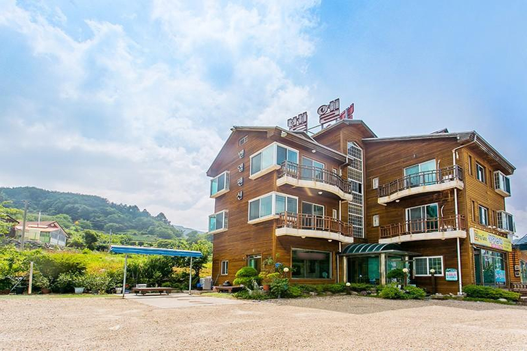 Exterior & Views 1, Muju Bethel Pension, Muju
