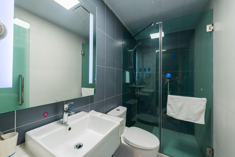 Bathroom 4, Hanting Hotel Xining Railway Station Qiyi Road, Xining