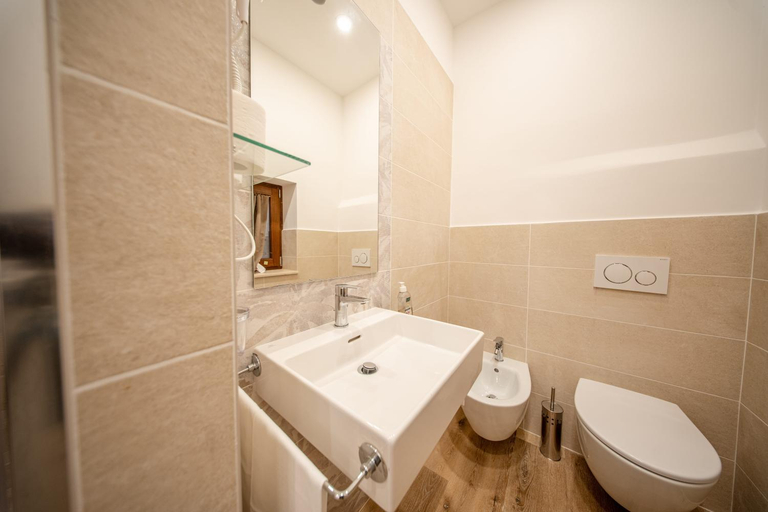 Bathroom 3, Perugia Apartments, Perugia