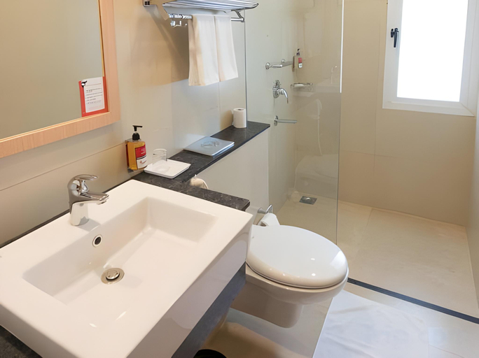 Bathroom 4, Red Fox Hotel Trichy, Tiruchirappalli