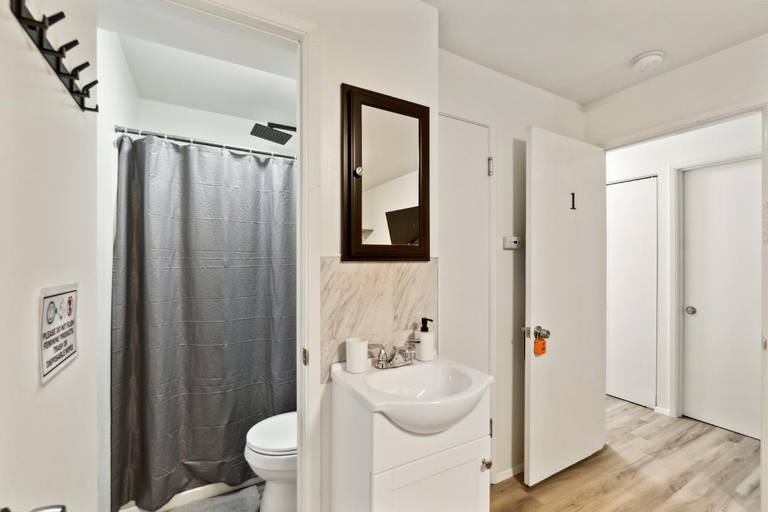 Others 3, Central Bellevue South Suite Near Downtown & I-90, King