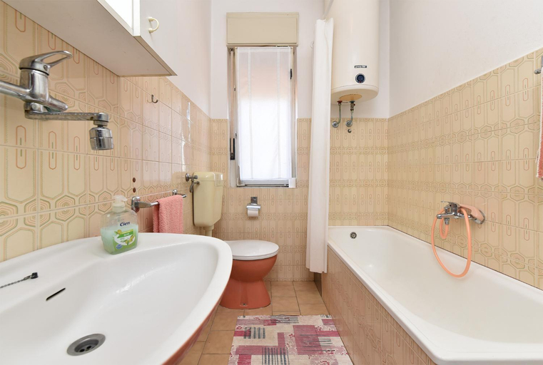 Bathroom 3, Apartment 1554, Pula