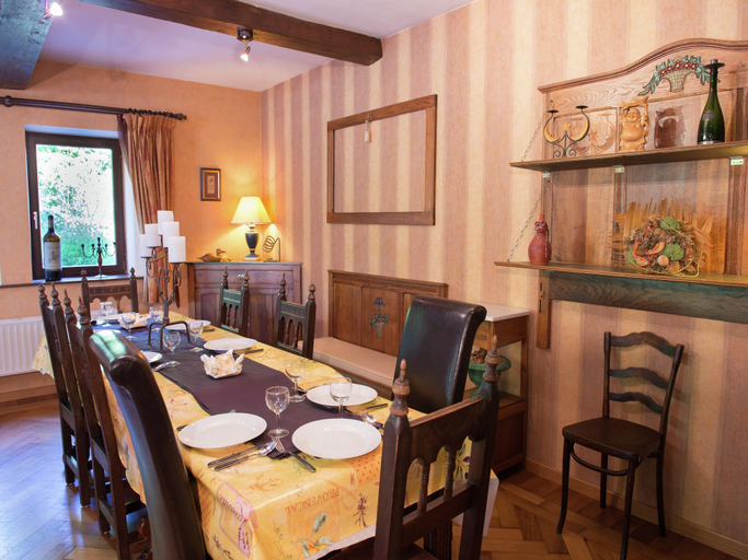 Food & Drinks 5, Desnie Farmhouse with Pool, Liège