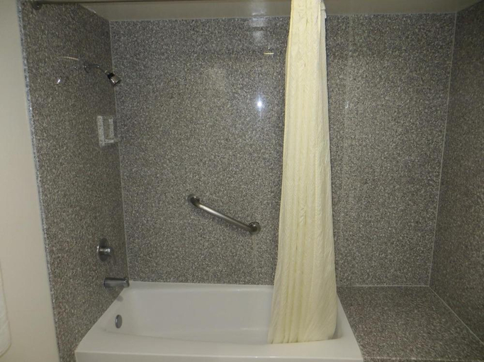 Bathroom 3, Riverside Inn & Suites, Riverside