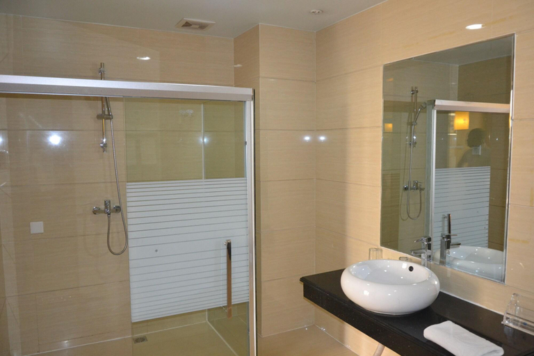 Bathroom 3, Kololo Courts Hotel And Restaurant, Kampala