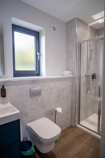Bathroom 2, Lowwood Lodges, Renfrewshire