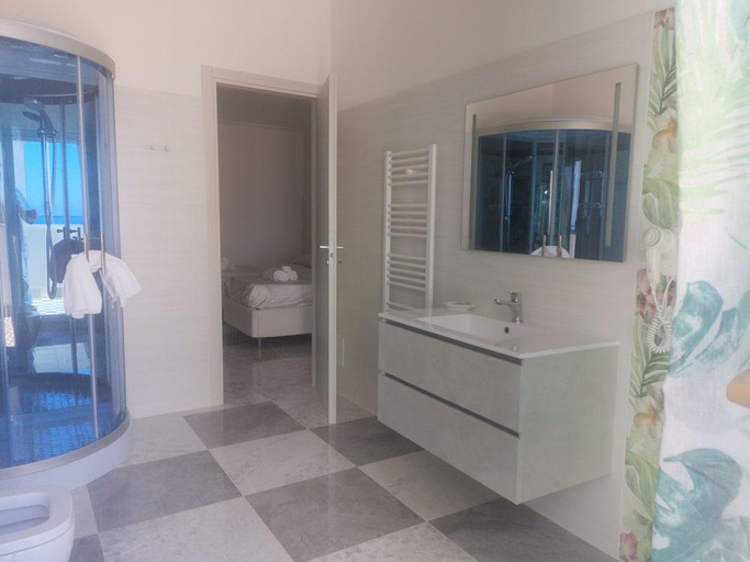 Bathroom 4, Atlantis 22, Messina