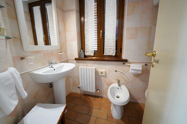Bathroom 2, Camere il Cantico, Perugia