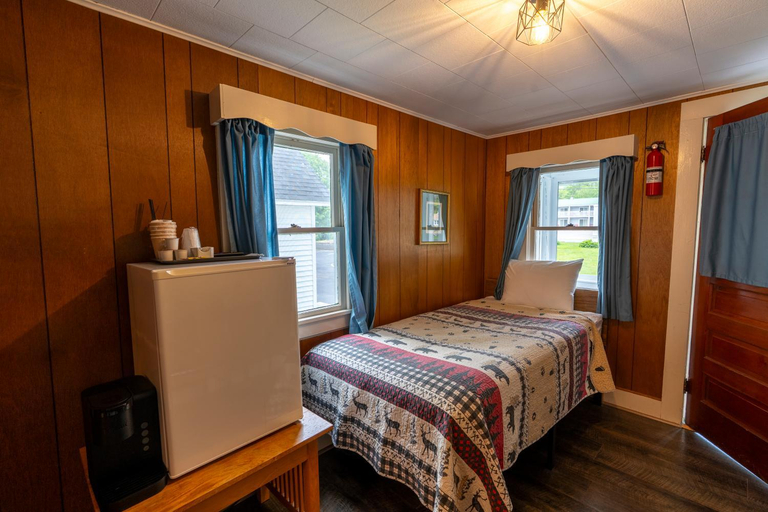 Bedroom 2, Mount Coolidge Motel, Grafton