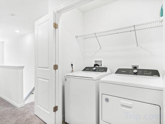 2, Lovely Townhome Sleeps 8 Eve101, Polk