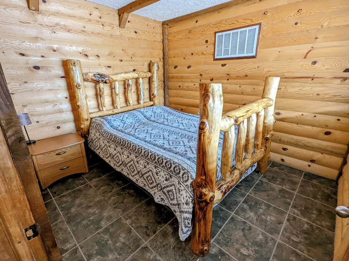Room 5, Lakeview Cabin, Garfield