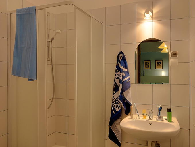 Bathroom 2, Hostel Helvetia - Private Rooms in City Center, Warsaw