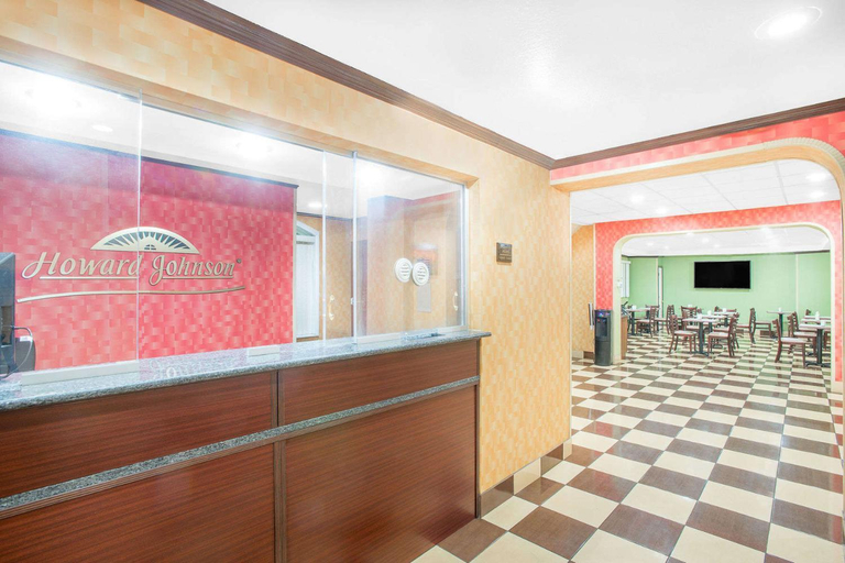 Public Area 2, Howard Johnson by Wyndham North Bergen, North Bergen