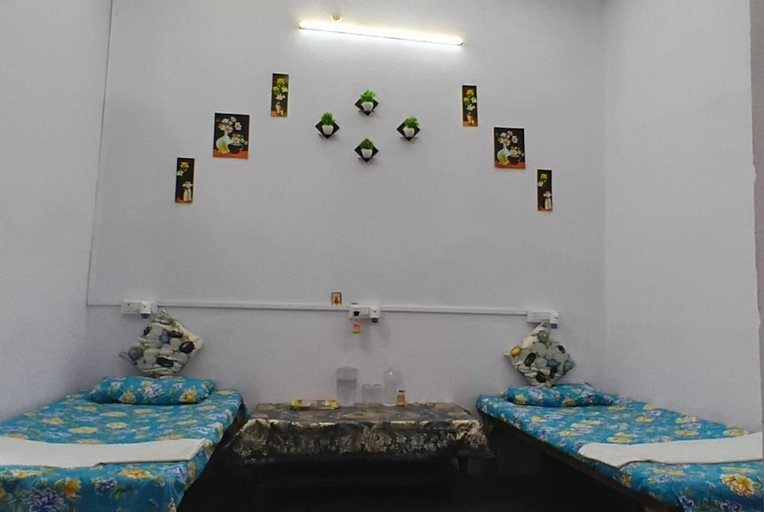 Others 5, Vardaan Rooms, Kaushambi