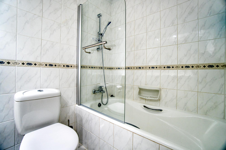Bathroom 4, Limnaria Gardens B103