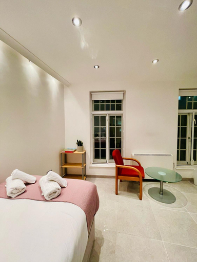 Others 2, Smithfield St Paul Farringdon Central London Apartment, London
