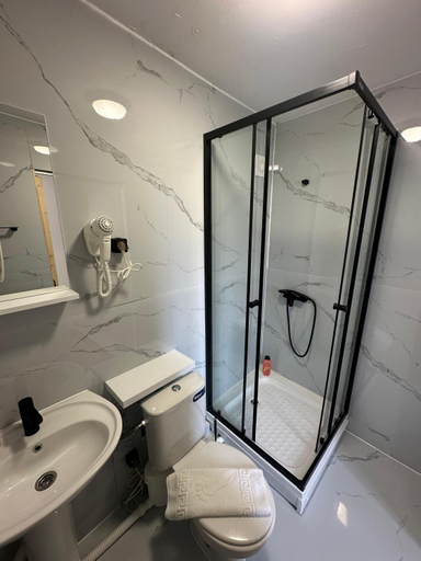 Bathroom 4, Beatrix Suites