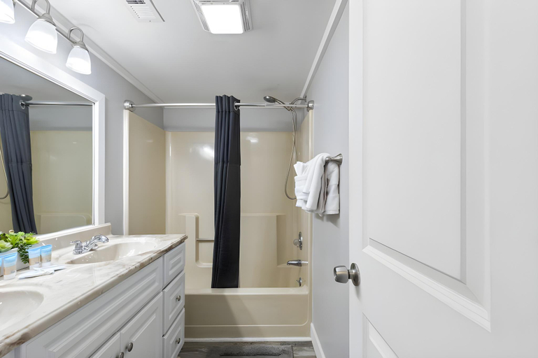 Bathroom 3, Spectacular Oceanfront Condo at Meridian Plaza, Horry