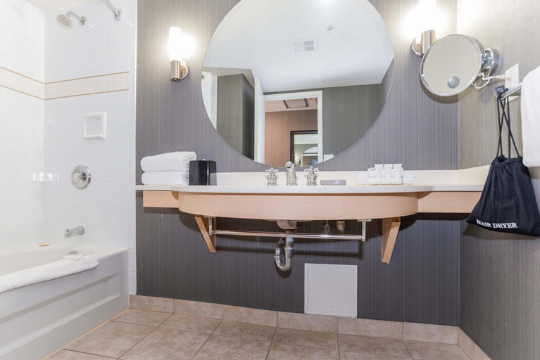 Bathroom 5, Sandman Signature Vancouver Airport Hotel & Resort, Greater Vancouver