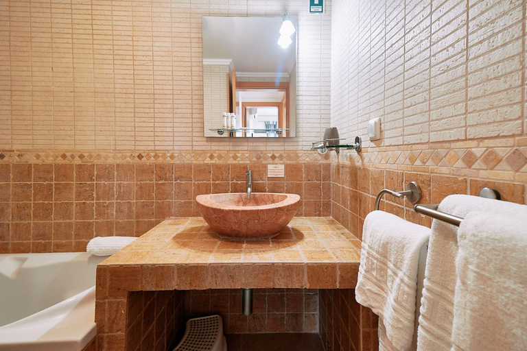 Bathroom 3, Quinta dos Vales Wine Estate, Lagoa