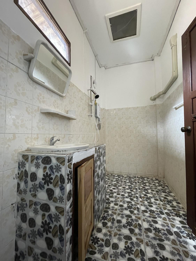 Bathroom 2, Rainbow Guesthouse, Ngoi