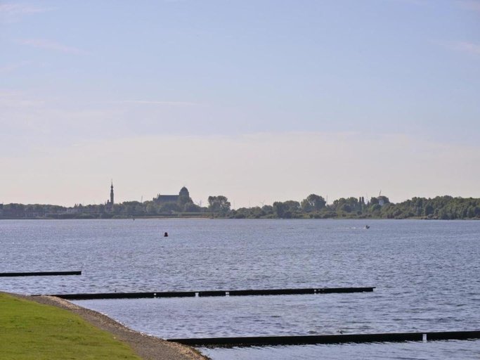 Others 2, Cozy Chalet w Terrace, Noord-Beveland