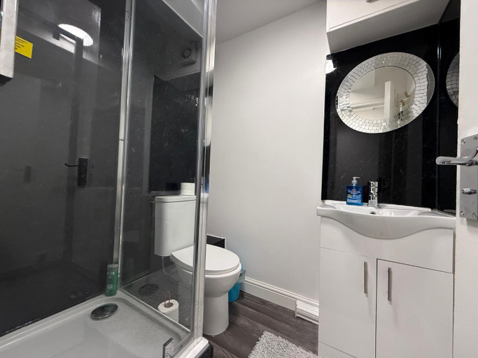 Bathroom 2, Comfy Apartments - Finchley Road, London