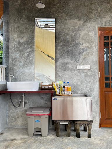 Bathroom 3, BaanRai KhunYa, Sai Yok