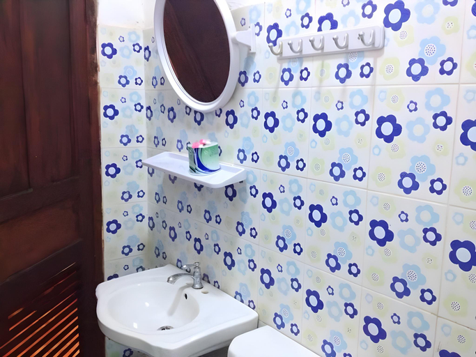 Bathroom 4, Phanhthasone Guesthouse, Luang Prabang