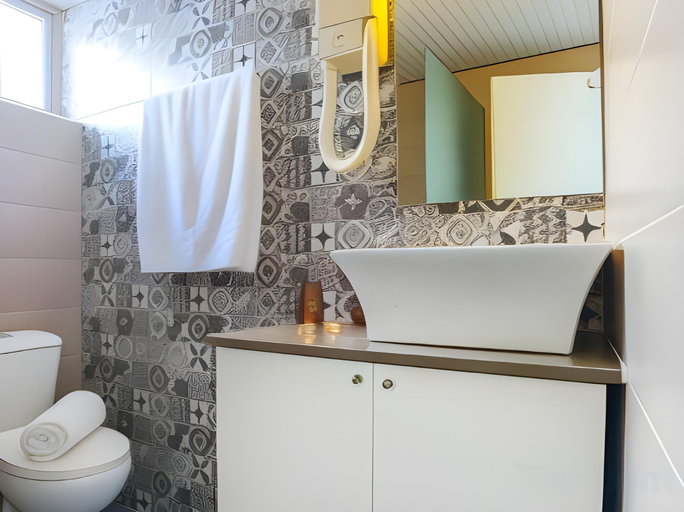 Bathroom 5, Happy Days, Crete