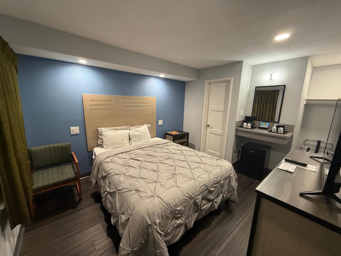 Bedroom 2, Bishop Elms Motel, Inyo