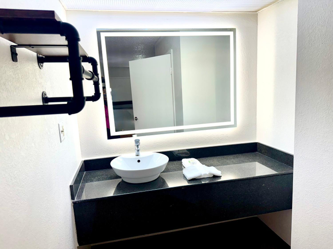 Bathroom 4, エコノ ロッジ, Candler