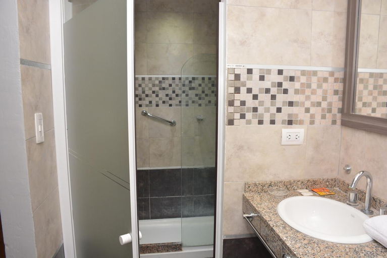 Bathroom 4, Mercedes Park Hotel, General Pedernera