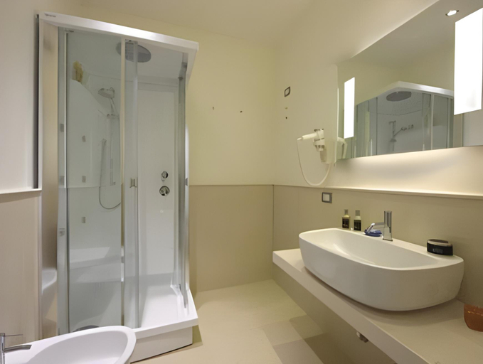 Bathroom 2, Palazzo Montefusco, Napoli
