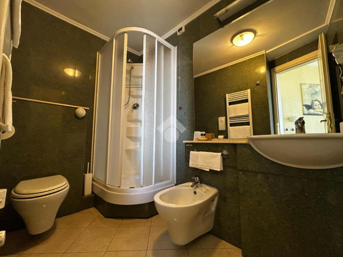 Bathroom 4, Hotel Feluca, La Spezia