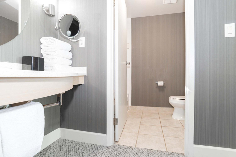 Bathroom 5, Sandman Signature Vancouver Airport Hotel & Resort, Greater Vancouver