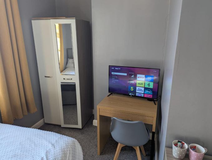 Bedroom 2, Darwin Stays - Service Accommodation in Newcastle under Lyme City Centre, Staffordshire